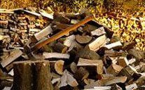 薪の保管スペースも提供